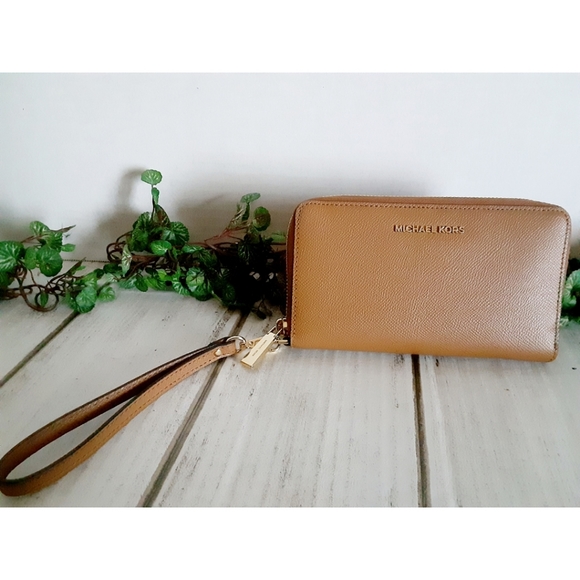 Michael Kors Multifunction Phone Wristlet/Wallet – Acorn - NWT - Picture 3 of 16